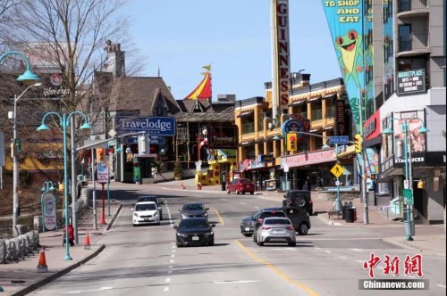 資料圖：當(dāng)?shù)貢r間3月21日，加拿大、美國交界處的著名景點尼亞加拉大瀑布群加拿大一側(cè)，一條游樂街區(qū)游客寥寥。<a target='_blank' >中新社</a>記者 余瑞冬 攝