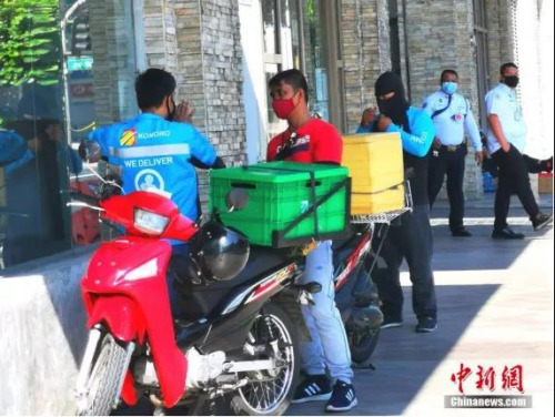 資料圖：4月4日，馬尼拉CBD馬卡蒂綠帶公寓外送快遞的小哥。<a target='_blank' >中新社</a>記者 關(guān)向東 攝