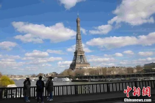 民眾在已經(jīng)關(guān)閉的埃菲爾鐵塔外停留。<a target='_blank' >中新社</a>記者 李洋 攝