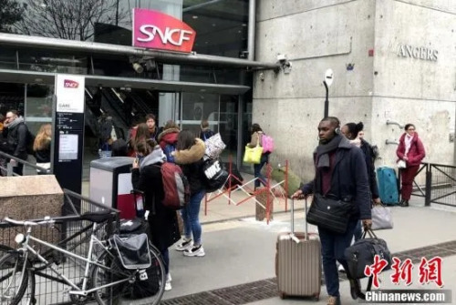 當(dāng)?shù)貢r間3月17日，全法實施“封城”，法國進入抗疫“戰(zhàn)時狀態(tài)”。圖為巴黎蒙帕納斯車站，民眾準(zhǔn)備乘車離開。<a target='_blank' >中新社</a>記者 李洋 攝
