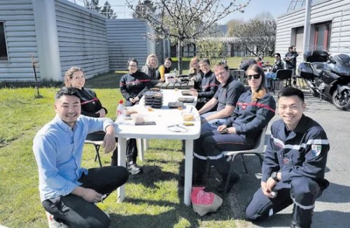 陳穎(前左)方馳(前右)送餐后與消防隊員合影。(圖片來源：歐洲時報)