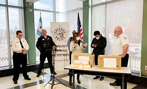 疫情期間，大芝加哥地區(qū)華僑華人聯(lián)合會(huì)(簡(jiǎn)稱華聯(lián)會(huì))一馬當(dāng)先，與大芝加哥各個(gè)部門和機(jī)構(gòu)相互支持，并肩作戰(zhàn)。圖為華聯(lián)會(huì)主席鄭征(中)等向華埠所在地的第九警局贈(zèng)送口罩等醫(yī)療用品。