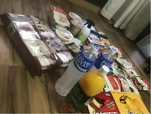 學(xué)校老師送來的生活物資。(作者供圖)