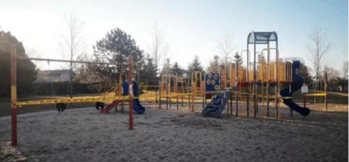 疫情中關(guān)閉的兒童娛樂設(shè)施。(作者供圖)