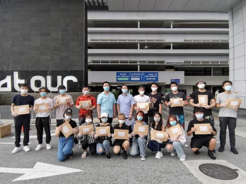 駐馬來西亞使館文化處張振參贊看望中國留學(xué)生，并發(fā)放健康包。（中國駐馬來西亞使館網(wǎng)站）