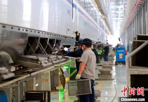 4月27日，成都動車段職工正在對新配屬動車組進行檢修?！『緩?攝