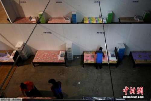 當(dāng)?shù)貢r間4月24日，新加坡樟宜展覽中心改造成“方艙醫(yī)院”，這里接收新冠肺炎輕微癥狀患者。