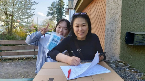 僑胞領(lǐng)取口罩。受訪者供圖