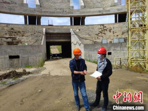 易攀在阿爾及利亞項目現(xiàn)場。受訪者 供圖