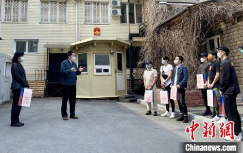 當(dāng)?shù)貢r間5月2日，中國駐符拉迪沃斯托克總領(lǐng)館舉行簡短儀式，向領(lǐng)區(qū)所有在校中國留學(xué)生和孔子學(xué)院教師發(fā)放健康包。中國駐符拉迪沃斯托克總領(lǐng)事閆文濱(左二)在發(fā)放健康包時講話。 中國駐符拉迪沃斯托克總領(lǐng)館 供圖 中國駐符總領(lǐng)館 攝