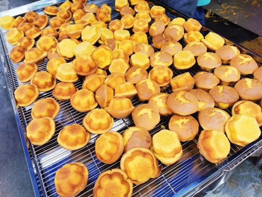 臺城一小食店現(xiàn)做現(xiàn)賣的南瓜蛋糕.　李曉春　攝