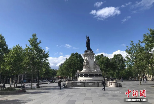 當(dāng)?shù)貢r(shí)間5月1日，法國(guó)繼續(xù)處于“封城”狀態(tài)。本應(yīng)于當(dāng)天舉行的勞動(dòng)節(jié)示威游行活動(dòng)因新冠肺炎疫情而取消。在巴黎的共和廣場(chǎng)，行人極為稀少。(<a target='_blank' >中新社</a>記者 李洋 攝)