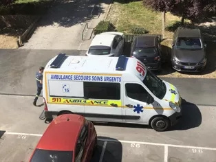 小區(qū)里開來的救護(hù)車。(作者供圖)