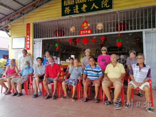務邊老人院一群公公婆婆在冠病疫情當頭之時，二話不說以“東湊湊、西湊湊”般湊獲770令吉，貢獻力量響應全民戰(zhàn)疫。后排站者左一是院長黃吉麟。