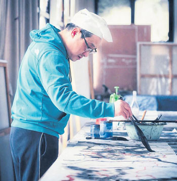 　蔣山青在創(chuàng)作畫(huà)作。