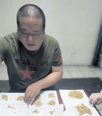 曹華欽在分配包裝中藥。