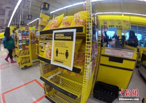 資料圖：3月30日，加拿大大多倫多地區(qū)一家超市內(nèi)貼出的告示提醒顧客，需保持社交距離。 <a target='_blank' >中新社</a>記者 余瑞冬 攝