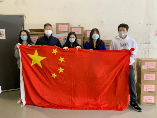 當(dāng)?shù)貢r(shí)間4月16日，中國駐多倫多總領(lǐng)館教育參贊張益群(左二)將一批“健康包”送至多倫多大學(xué)中國學(xué)生學(xué)者聯(lián)誼會(huì)。 多倫多大學(xué)中國學(xué)生學(xué)者聯(lián)誼會(huì)供圖