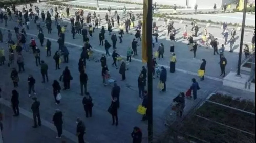 疫情之下，隨處可見超市前秩序井然的隊(duì)伍。(作者供圖)