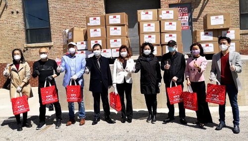 當(dāng)?shù)貢r(shí)間5月7日，中華海外聯(lián)誼會(huì)和中國駐芝加哥總領(lǐng)館向當(dāng)?shù)厝A人捐贈(zèng)“健康包”儀式在芝加哥華埠舉行。 (張大衛(wèi) 攝)