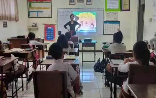 高蕾在給學生們上課。(受訪者供圖)