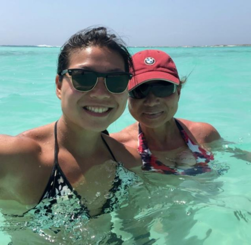 急診室醫(yī)生張吉寧(左)因母親節(jié)需上班，只能延后與母親慶祝母親節(jié)。（張吉寧提供）