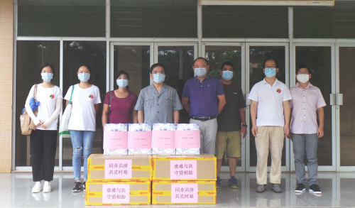 駐桑給巴爾總領(lǐng)館向在桑華僑華人發(fā)放口罩。
