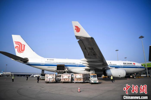 向津巴布韋捐贈(zèng)的醫(yī)療防護(hù)物資裝載上飛機(jī)?！钊A峰 攝