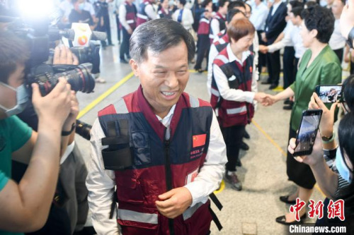 眾人為醫(yī)療專家送行?！钊A峰 攝