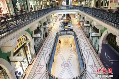 當(dāng)?shù)貢r間5月9日，悉尼的一些商鋪已重新開業(yè)，吸引民眾逛街購物。圖為維多利亞女王大廈內(nèi)，霓虹燈已亮起，期待恢復(fù)繁榮。( <a target='_blank' >中新社</a>記者 陶社蘭 攝)