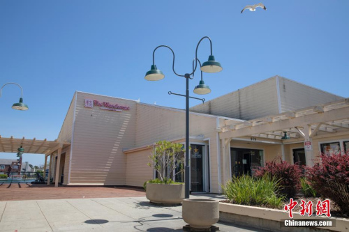 楊長城估計，美國三分之一的餐館永遠(yuǎn)沒法開門了，還有三分之一在開門之后可能也得關(guān)門。圖為美國舊金山灣區(qū)福斯特城大型華人餐廳“御食匯”暫時關(guān)閉。<a target='_blank' >中新社</a>記者 劉關(guān)關(guān) 攝