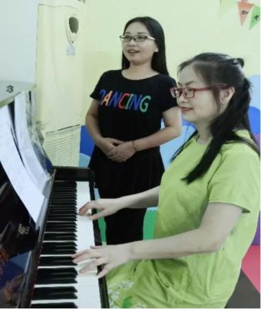 外派教師在彈鋼琴。受訪者供圖