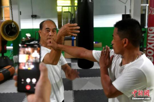 　福建省武術(shù)協(xié)會鳴鶴拳研究會會長余丹秋與徒弟們通過微信群視頻為澳大利亞鳴鶴拳愛好者傳授鳴鶴拳入門套路“八步連”。呂明 攝