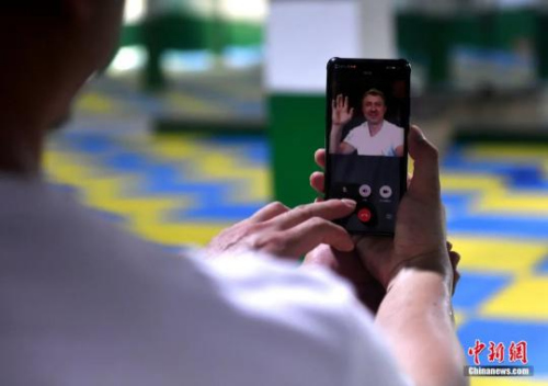 在澳大利亞生活的鳴鶴拳愛好者同國內(nèi)的師兄弟們一起學(xué)習(xí)、練功。呂明 攝