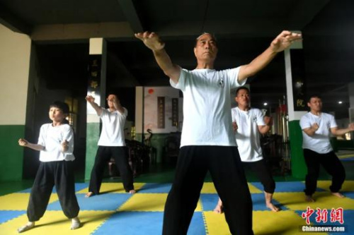 余丹秋與徒弟們演示鳴鶴拳入門套路“八步連”。呂明攝