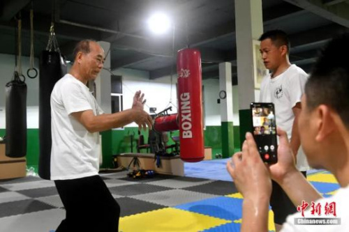 余丹秋為徒弟們傳授動作要領(lǐng)。呂明攝