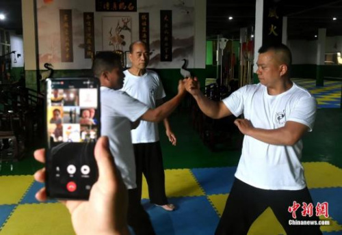 余丹秋為徒弟們傳授動作要領(lǐng)。呂明攝