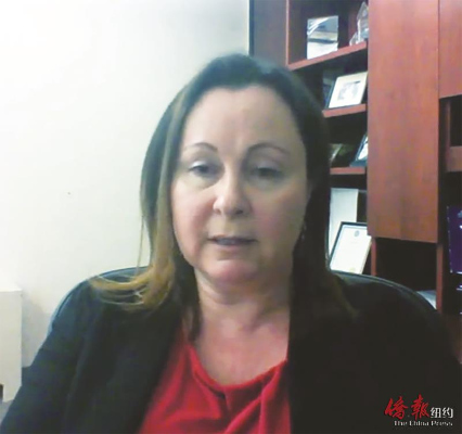 施瓦茲博士接受華文媒體采訪。（紐約《僑報(bào)》）