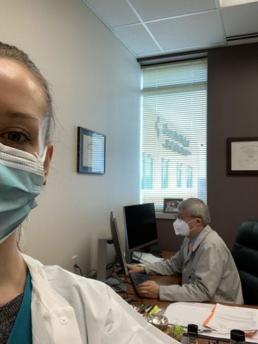 　同事拍攝的劉心工作照。(圖片來源：美國僑報(bào) 受訪者供圖)