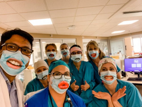 疫情期間，劉心同事們自娛自樂緩解壓力。(圖片來源：美國僑報(bào) 受訪者供圖)