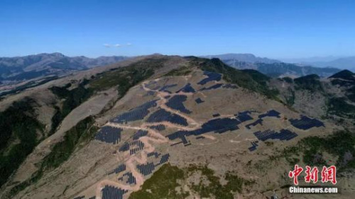 資料圖：航拍四川省涼山彝族自治州喜德縣農(nóng)光牧光一體光伏扶貧電站。劉忠俊 攝