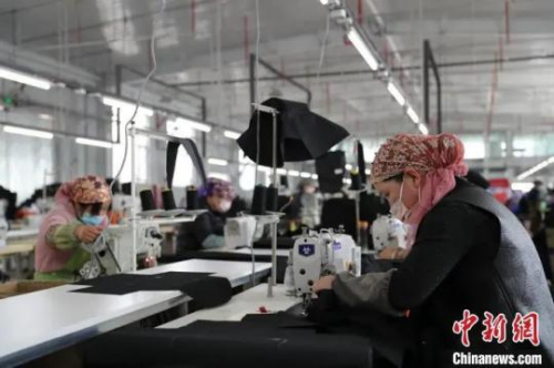 資料圖：位于寧夏固原市涇源縣的一家紡織扶貧車間內(nèi)，工人加班加點(diǎn)趕制訂單。于晶 攝