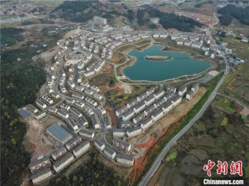 　資料圖：航拍貴州省三都水族自治縣的易地扶貧搬遷安置點(diǎn)。瞿宏倫 攝