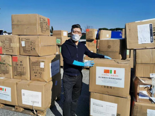 疫情期間，程鵬派發(fā)抗疫物資。（《歐洲時(shí)報(bào)》/采訪對(duì)象供圖）