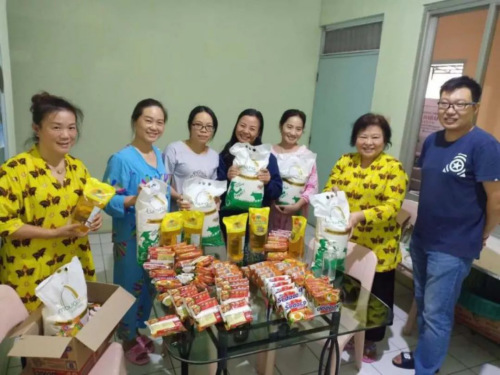 學(xué)校領(lǐng)導(dǎo)送來食物。(作者供圖)