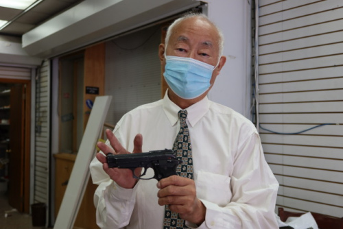 店經(jīng)理古角和接收25年的店鋪。(記者張晨／攝影)