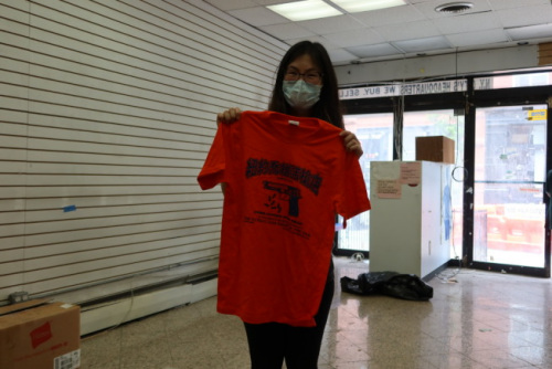 華裔顧客趕在最后一天購買紀(jì)念T恤。(記者張晨／攝影)