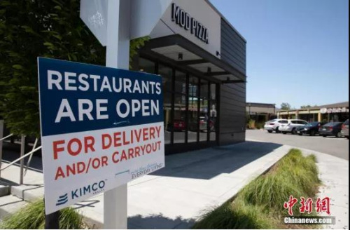 　當(dāng)?shù)貢r間5月9日，美國硅谷腹地庫比蒂諾商圈的出入口掛上了“餐館營業(yè)，只能外賣或自取”的標(biāo)識。<a target='_blank' >中新社</a>記者 劉關(guān)關(guān) 攝