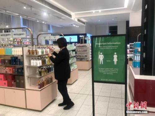 資料圖：當(dāng)?shù)貢r(shí)間5月9日，悉尼的一些商鋪已重新開業(yè)，吸引民眾逛街購(gòu)物。圖為重新開業(yè)的一家大型百貨公司內(nèi)，“保持社交距離”的提示十分醒目。 <a target='_blank' >中新社</a>記者 陶社蘭 攝