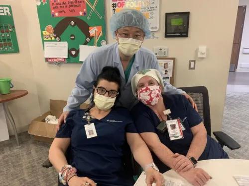 華人醫(yī)生劉心和他的美國同事。(美國僑報 )